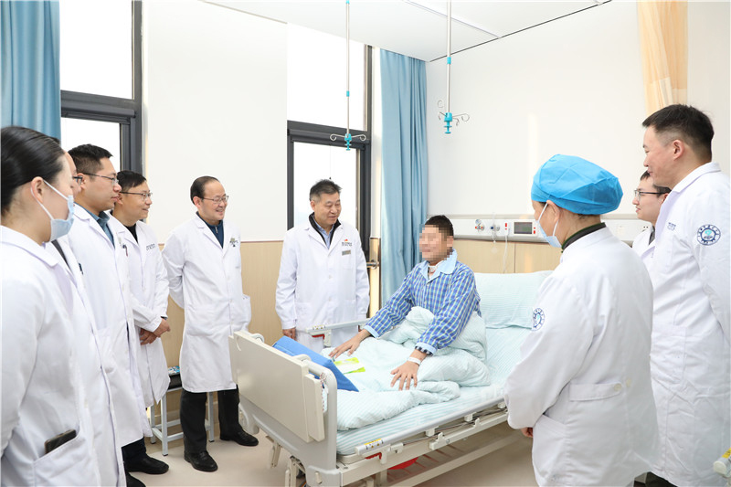 王聖應帶領醫療團隊前來祝賀即将出院的(de)患者。安徽省腫瘤醫院供圖